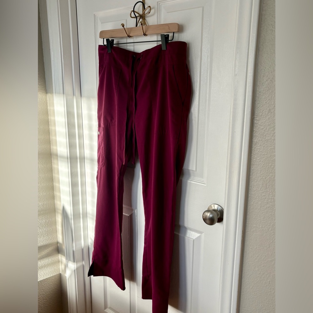 Grey’s Anatomy Scrub Set - Women’s Maroon V-neck top and Pants Medium - Picture 7 of 14